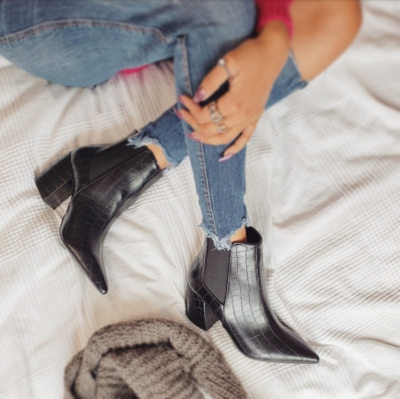 🆕️//The Miya// black crocodile print bootie - Picture 3 of 4